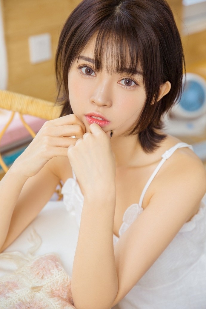 清纯美女白肌诱人纯净美眉白色吊带福利图片