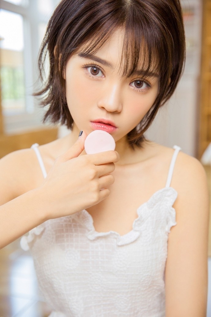 清纯美女白肌诱人纯净美眉白色吊带福利图片