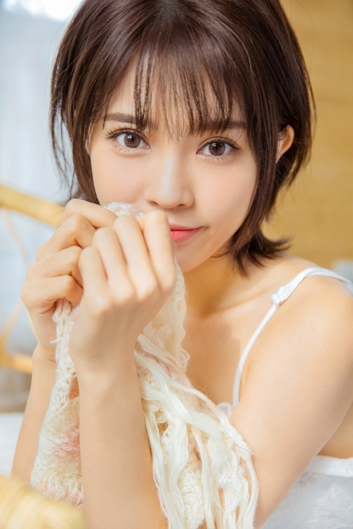 清纯美女白肌诱人纯净美眉白色吊带福利图片