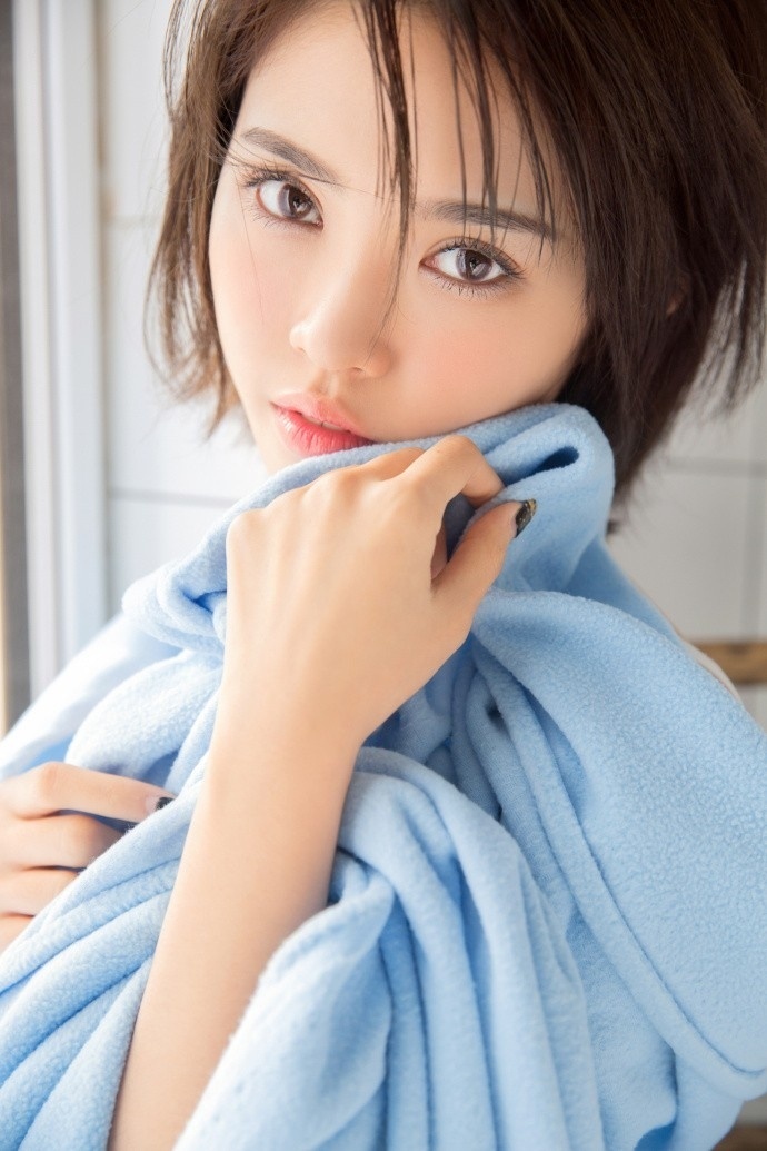 清纯美女白肌诱人纯净美眉白色吊带福利图片