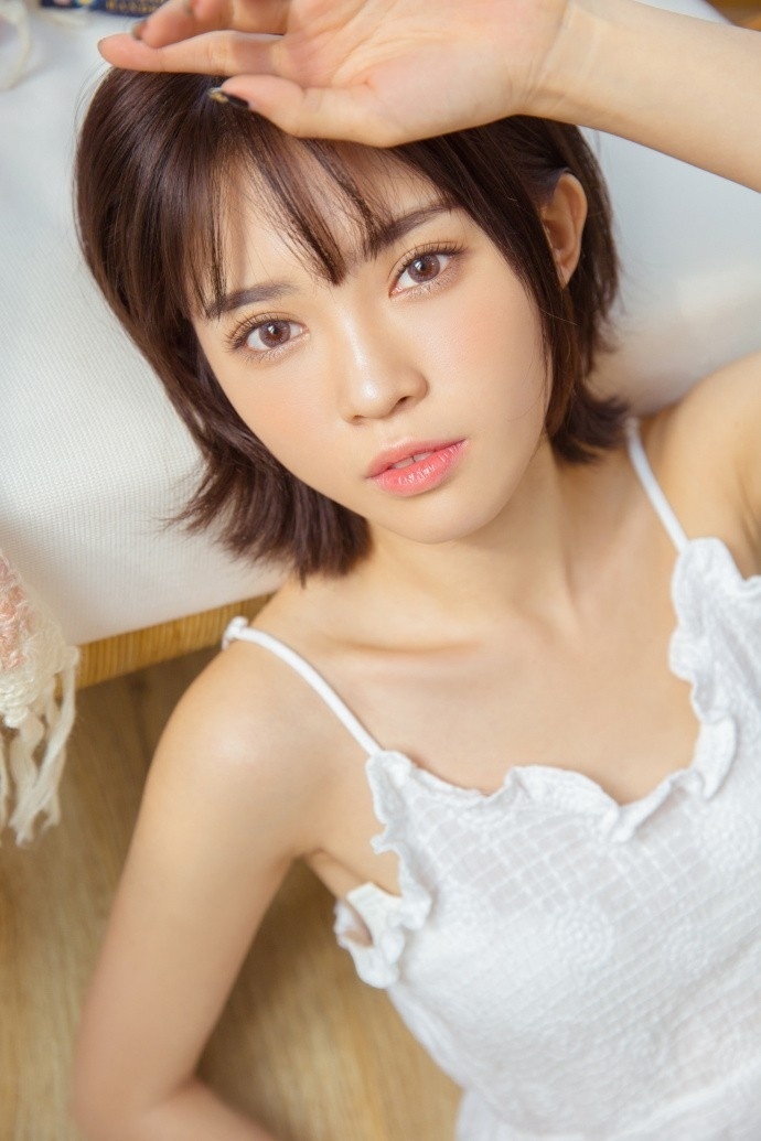 清纯美女白肌诱人纯净美眉白色吊带福利图片