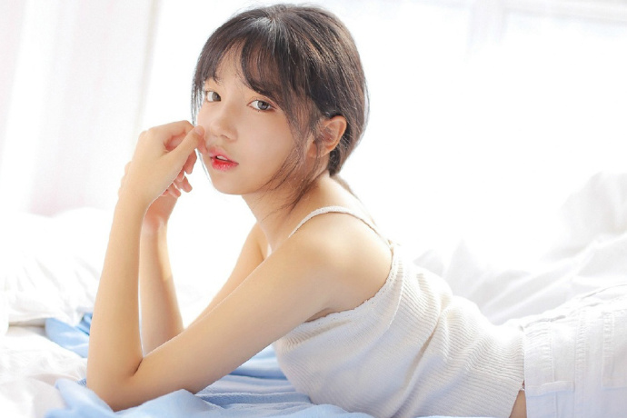 宅男女神酥胸美乳性感吊带诱惑图片
