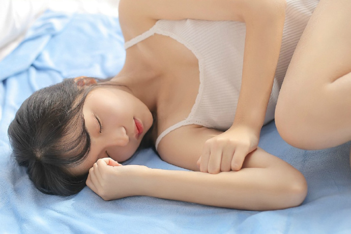 宅男女神酥胸美乳性感吊带诱惑图片