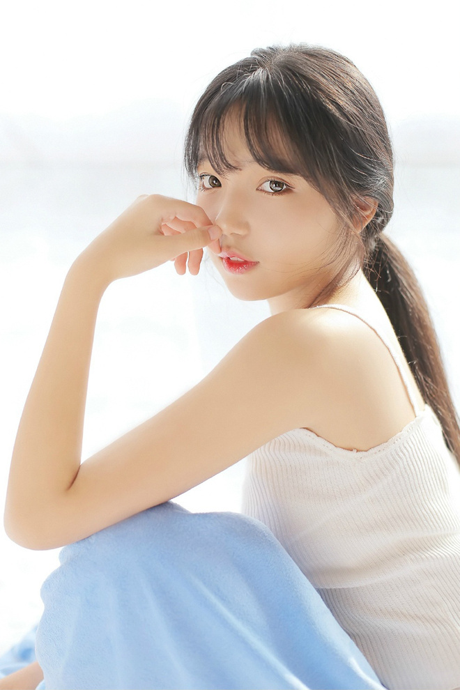 宅男女神酥胸美乳性感吊带诱惑图片