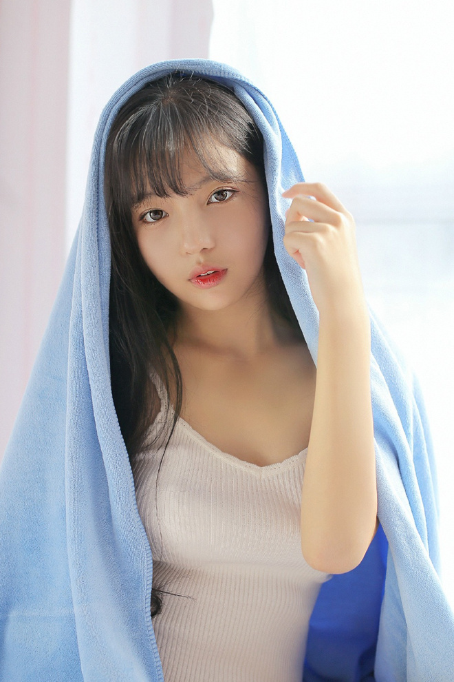 宅男女神酥胸美乳性感吊带诱惑图片