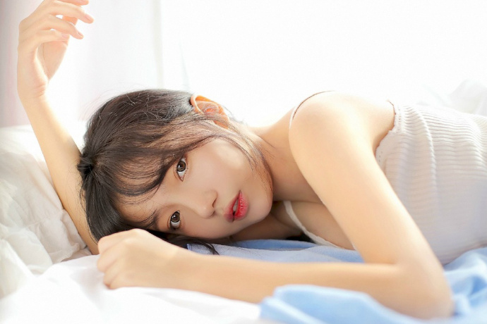 宅男女神酥胸美乳性感吊带诱惑图片