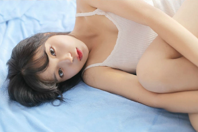 宅男女神酥胸美乳性感吊带诱惑图片