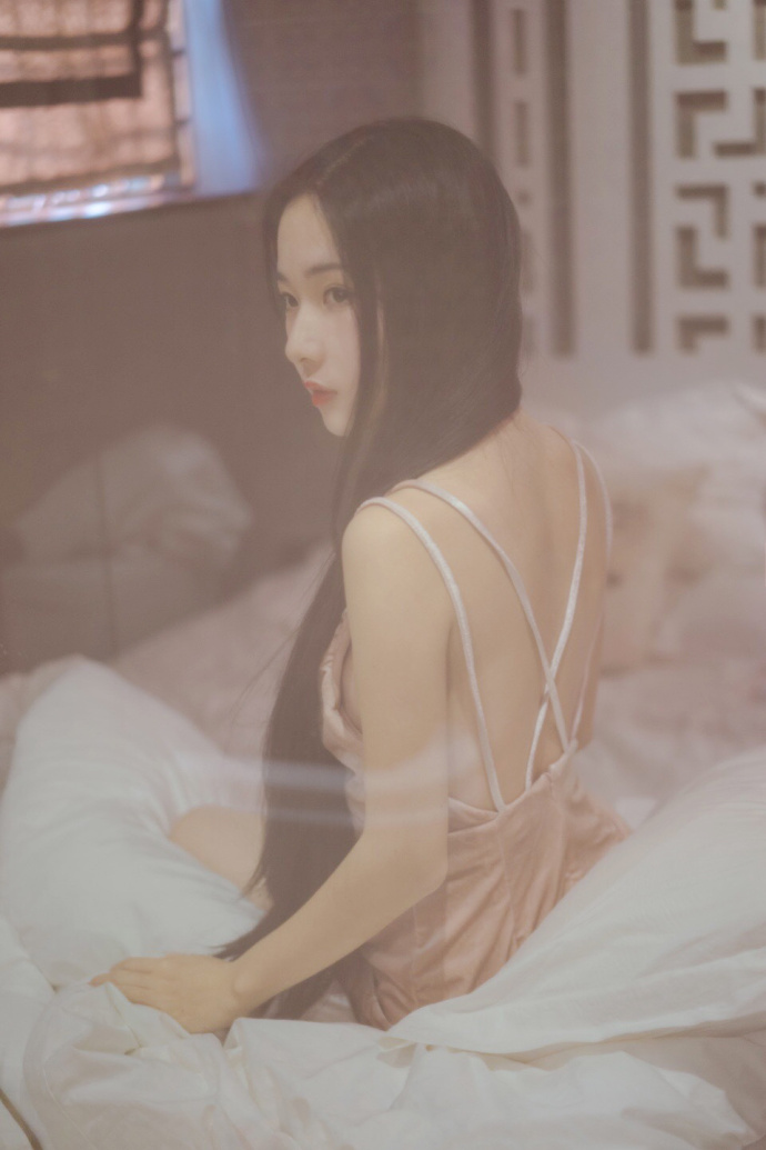 极品少妇性感露背吊带裙床上妖娆诱人写真