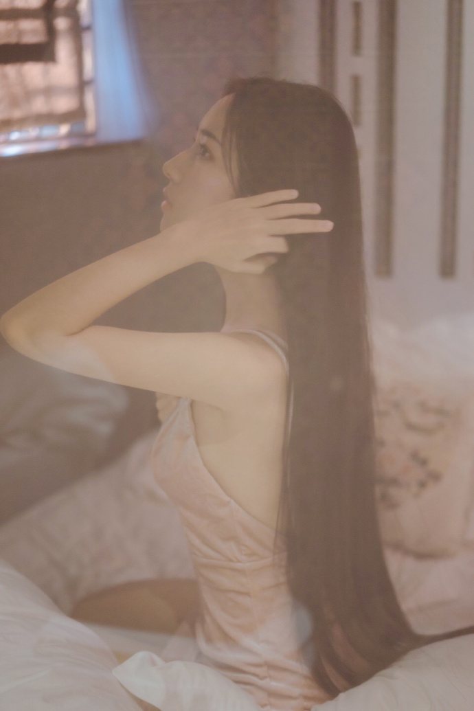 极品少妇性感露背吊带裙床上妖娆诱人写真