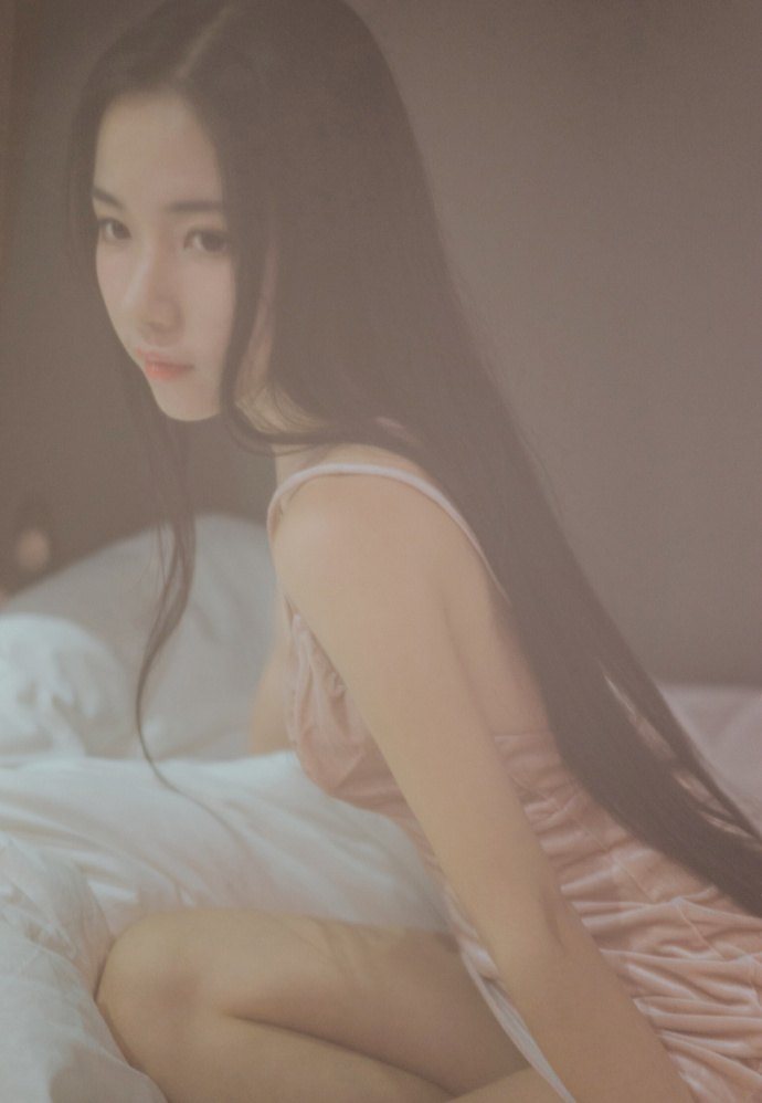 极品少妇性感露背吊带裙床上妖娆诱人写真