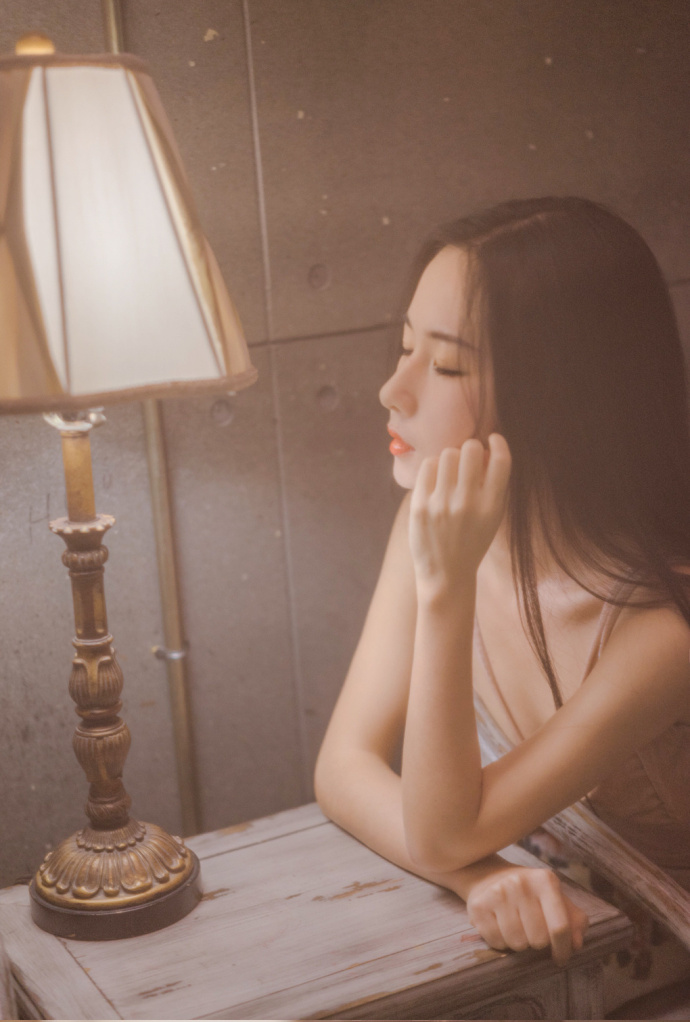 极品少妇性感露背吊带裙床上妖娆诱人写真