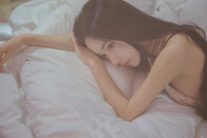 极品少妇性感露背吊带裙床上妖娆诱人写真