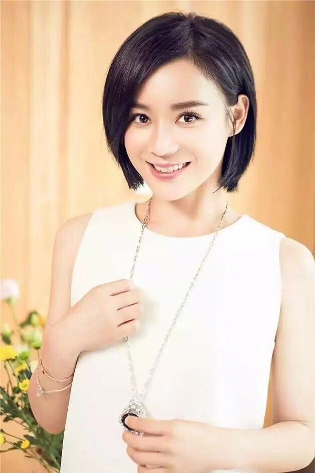 俏皮清新的短发美女自拍照