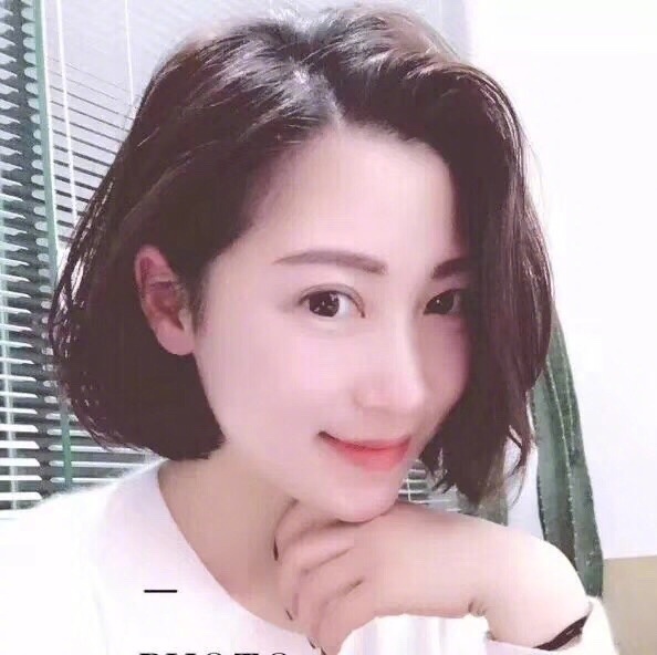 俏皮清新的短发美女自拍照