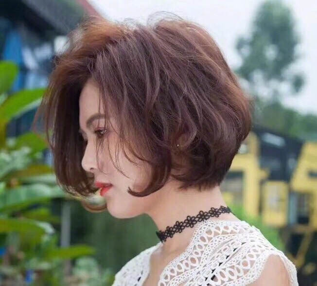 俏皮清新的短发美女自拍照