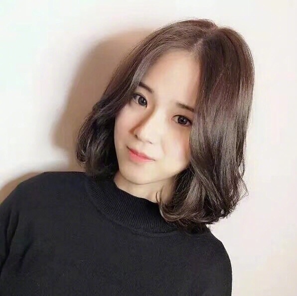 俏皮清新的短发美女自拍照