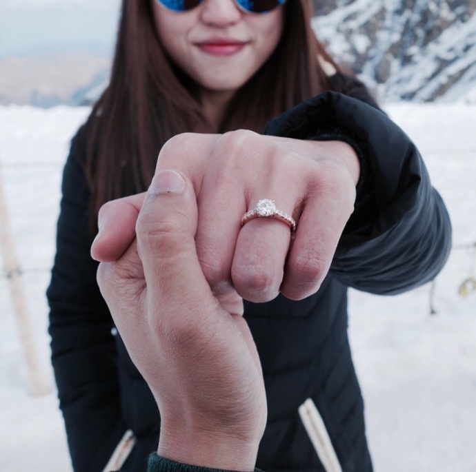 情侣求婚图片:结婚是因为爱情,而不是因为合适