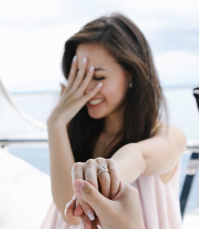 情侣求婚图片:结婚是因为爱情,而不是因为合适