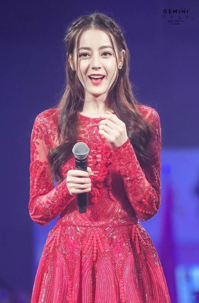 新疆美女明星迪丽热巴又美又萌又可爱图片