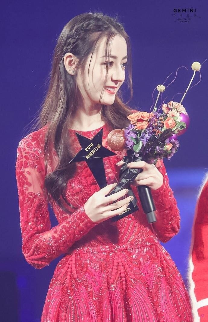 新疆美女明星迪丽热巴又美又萌又可爱图片