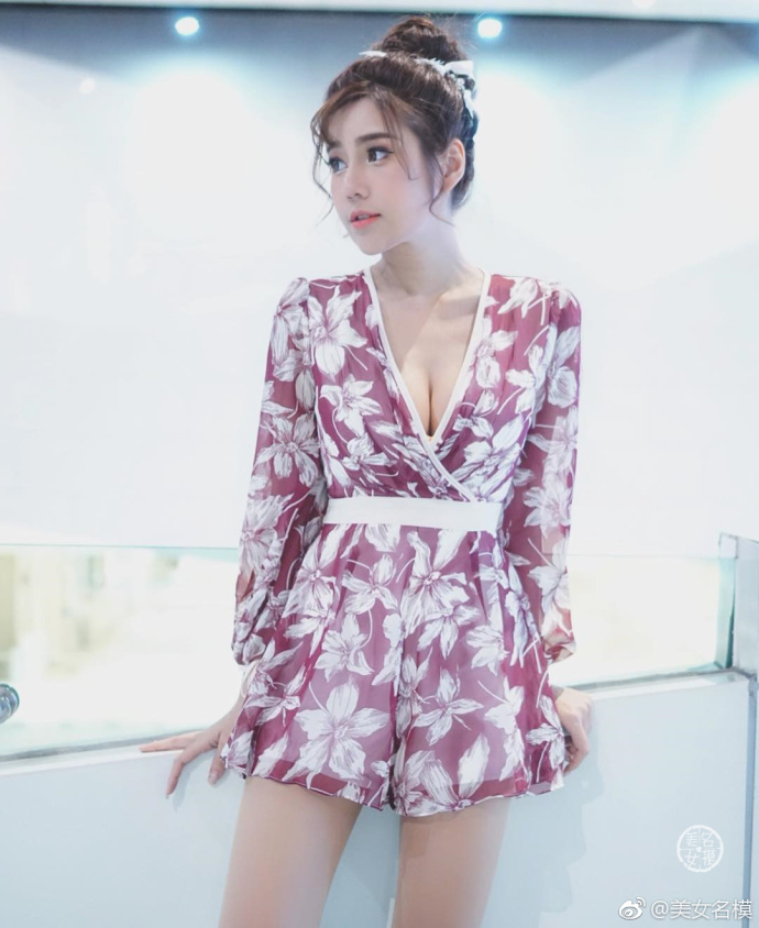 异域美女本性流露的性感美图