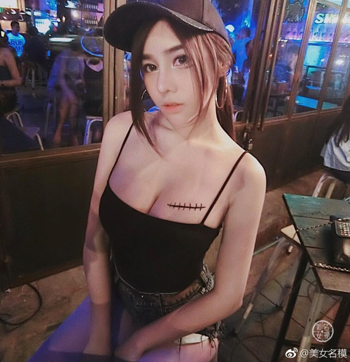 异域美女本性流露的性感美图