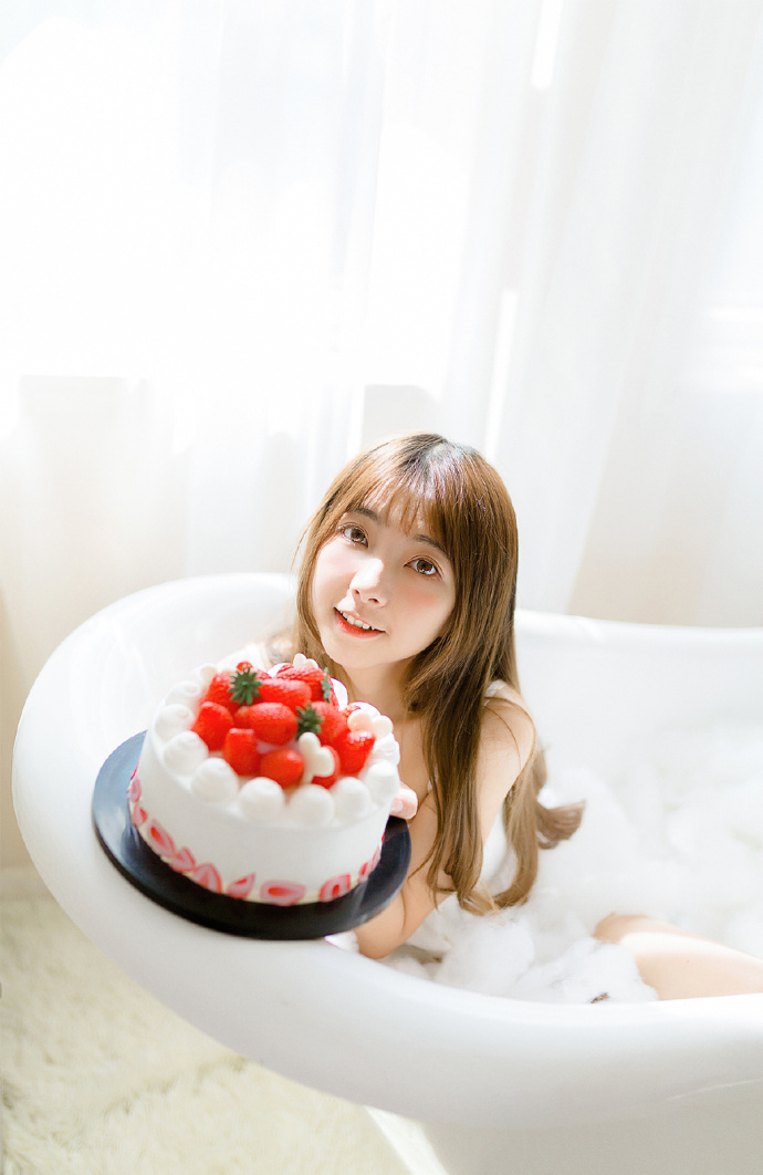 性感吊带美女尤物浴缸酥胸长腿极品诱惑福利图