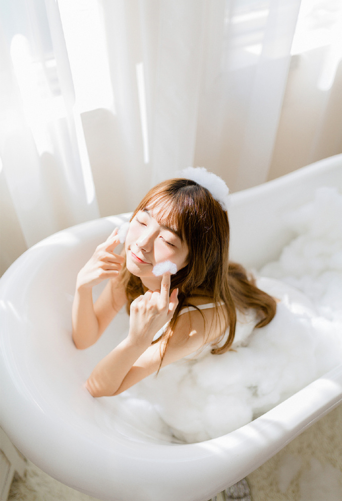 性感吊带美女尤物浴缸酥胸长腿极品诱惑福利图