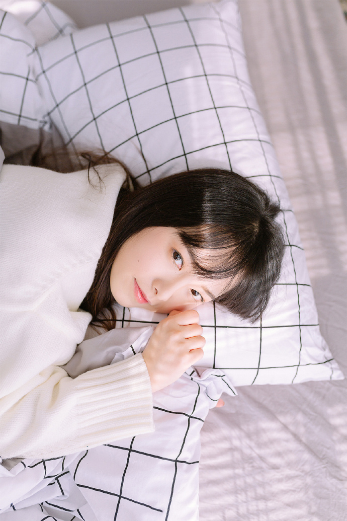 床上小清新美女气质私房图片