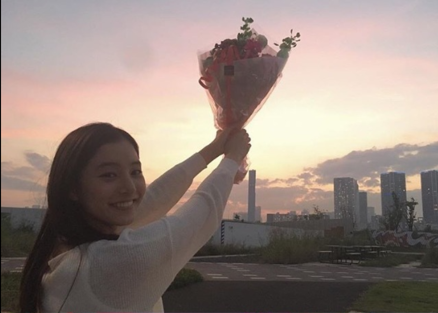 笑起来超漂亮的日本美女明星新木优子图片