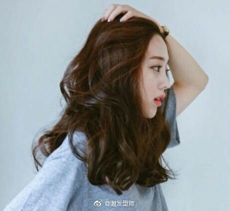 中长发大卷发的妹子自拍图片