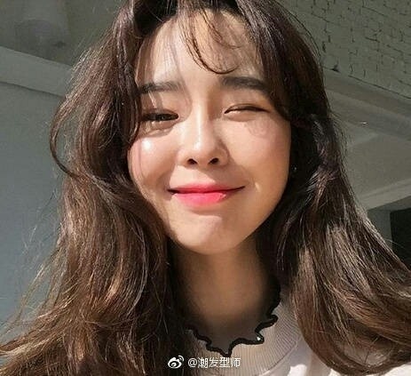 中长发大卷发的妹子自拍图片