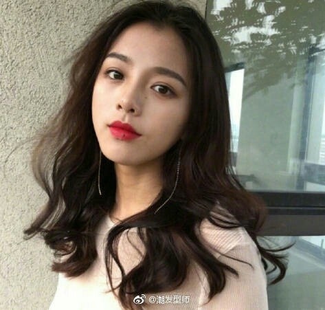 中长发大卷发的妹子自拍图片