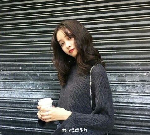 中长发大卷发的妹子自拍图片
