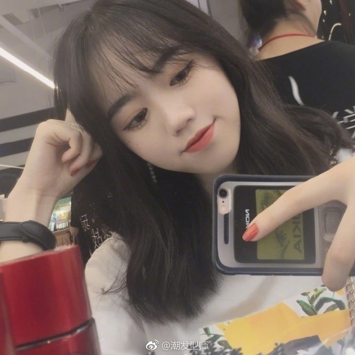 斜分卷发的韩系波浪长发慵懒风美女自拍照