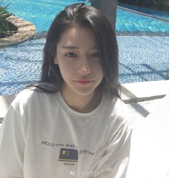 斜分卷发的韩系波浪长发慵懒风美女自拍照
