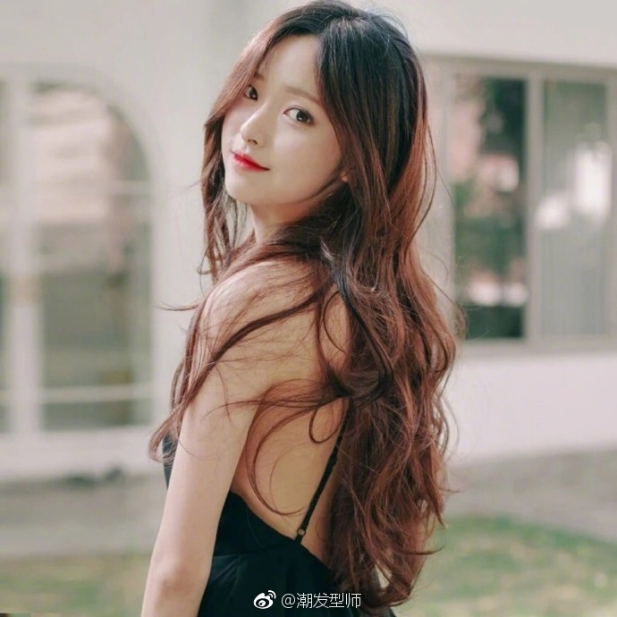 斜分卷发的韩系波浪长发慵懒风美女自拍照