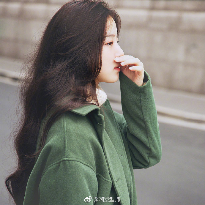 斜分卷发的韩系波浪长发慵懒风美女自拍照