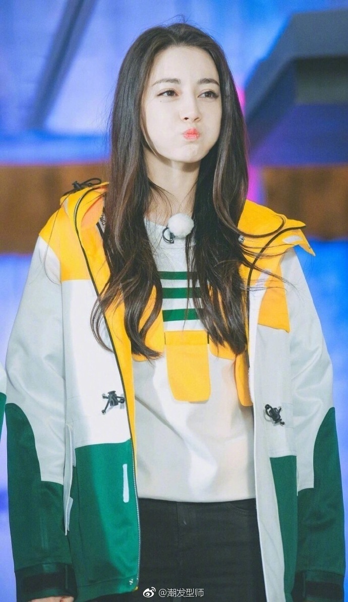 斜分卷发的韩系波浪长发慵懒风美女自拍照