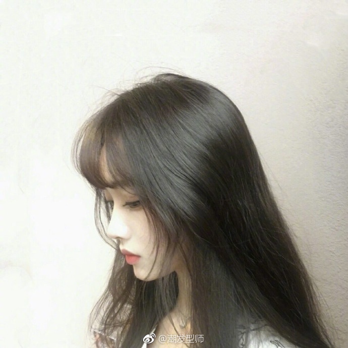 斜分卷发的韩系波浪长发慵懒风美女自拍照