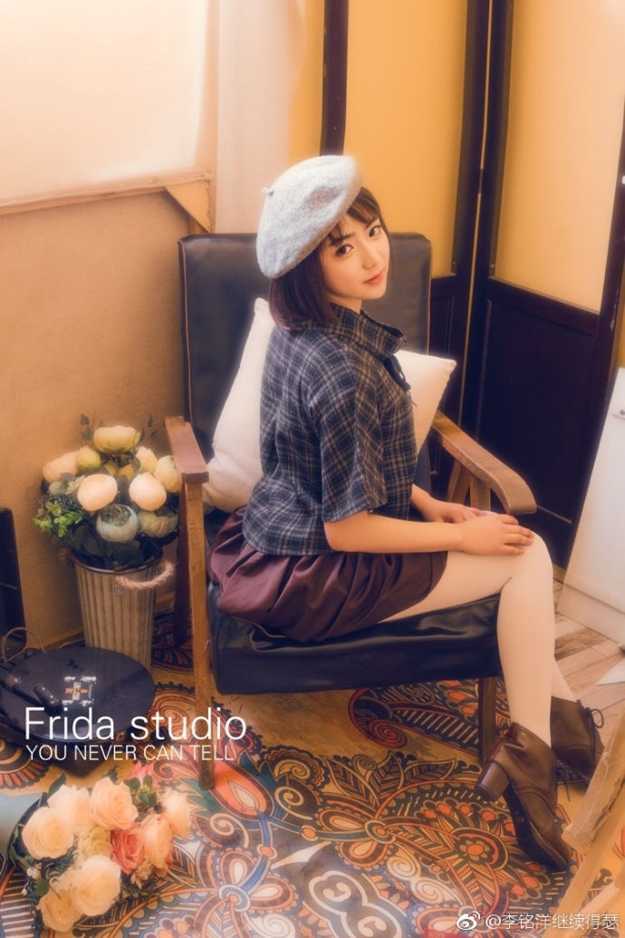 短发美女带贝雷帽清纯可爱写真