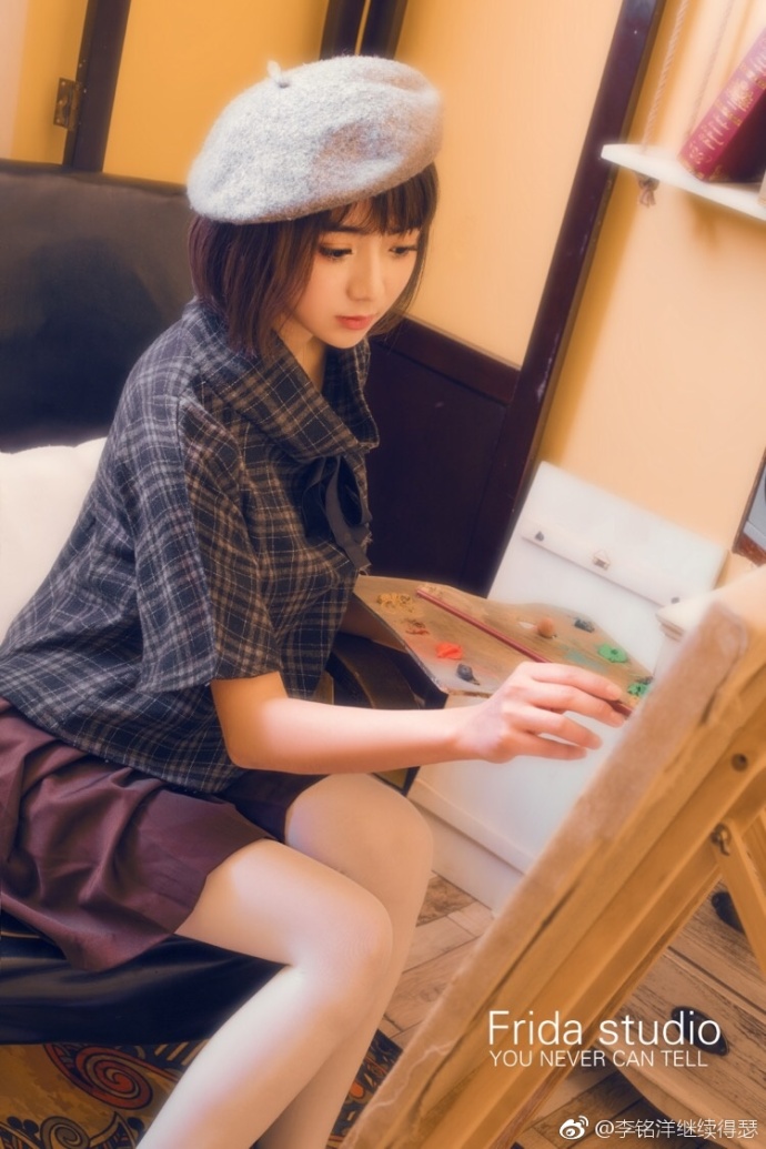 短发美女带贝雷帽清纯可爱写真