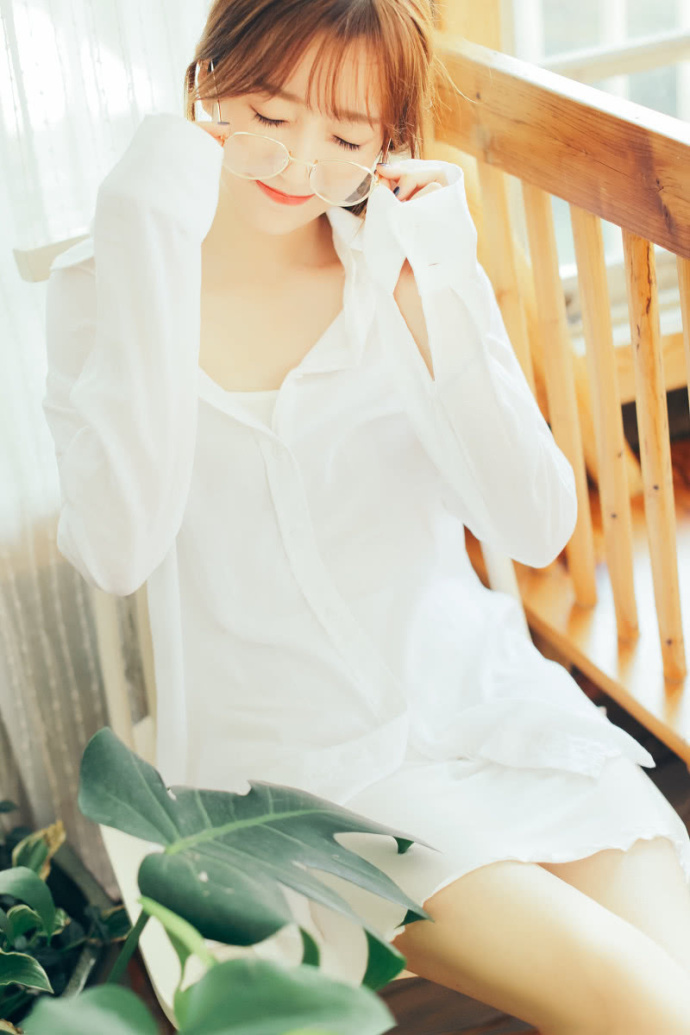 性感美女白衬衣低胸美腿极品诱惑福利图片