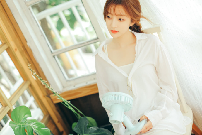 性感美女白衬衣低胸美腿极品诱惑福利图片
