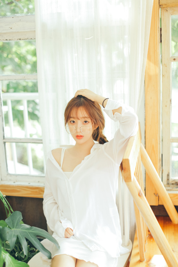 性感美女白衬衣低胸美腿极品诱惑福利图片