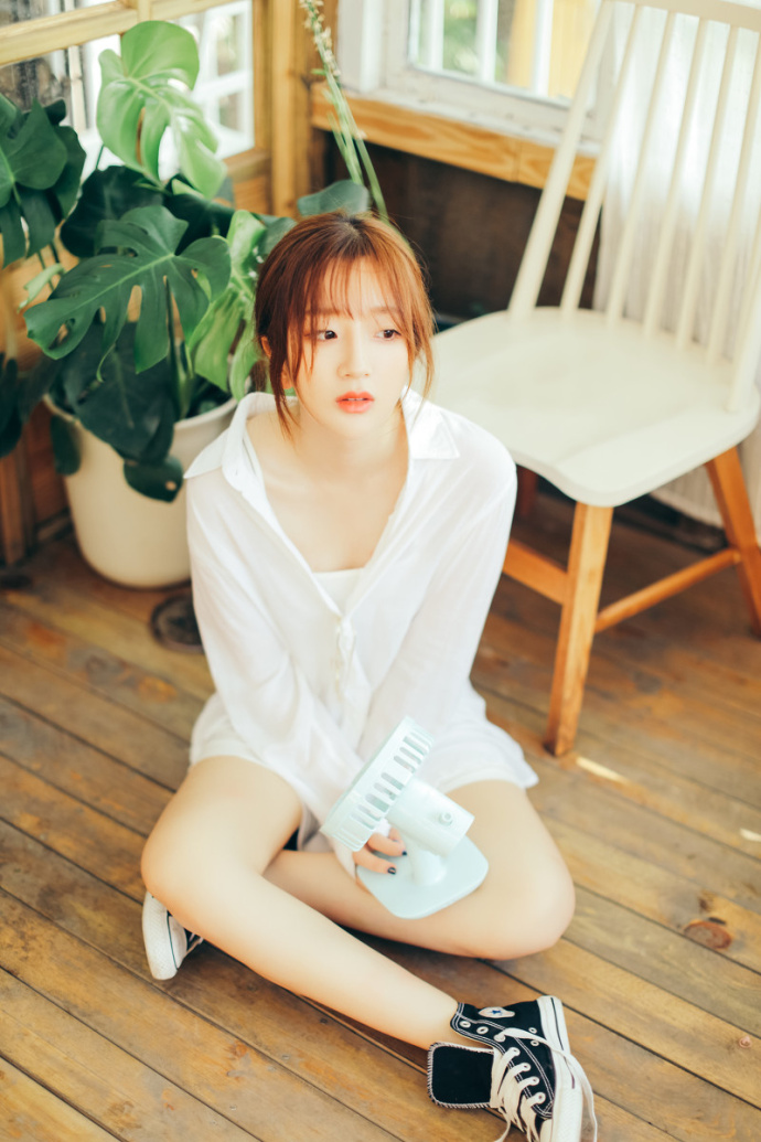性感美女白衬衣低胸美腿极品诱惑福利图片