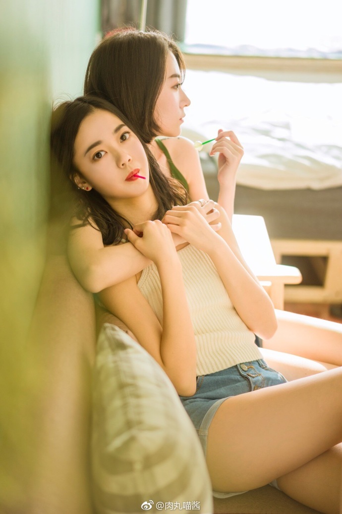 清纯美女姐妹花吃棒棒糖休闲写真