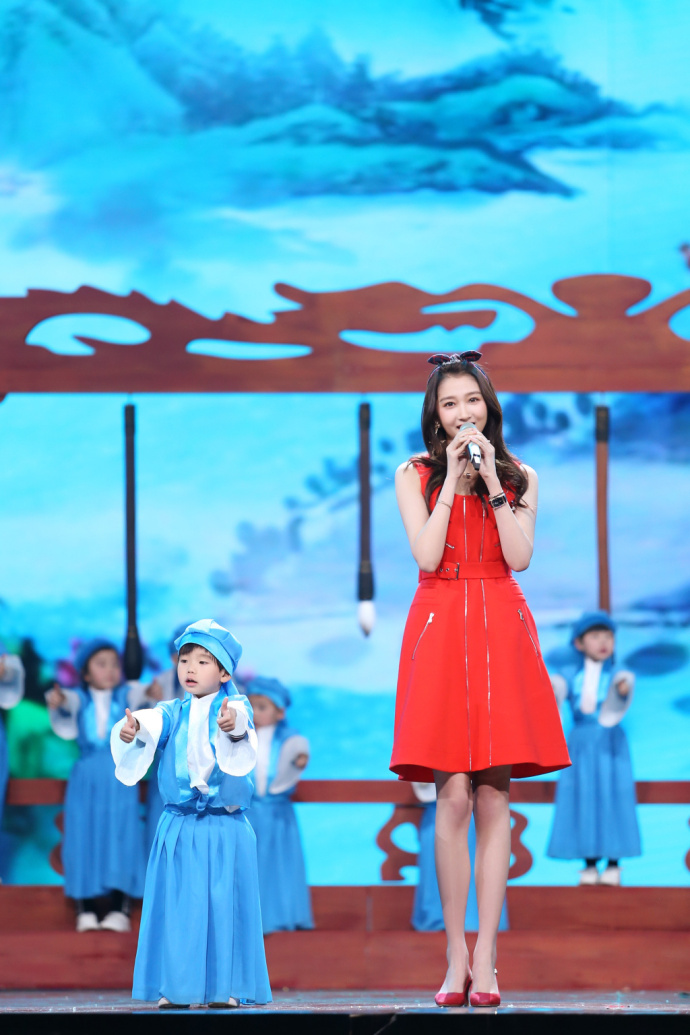 北京美女明星关晓彤穿橘色连衣裙登湖南春晚长