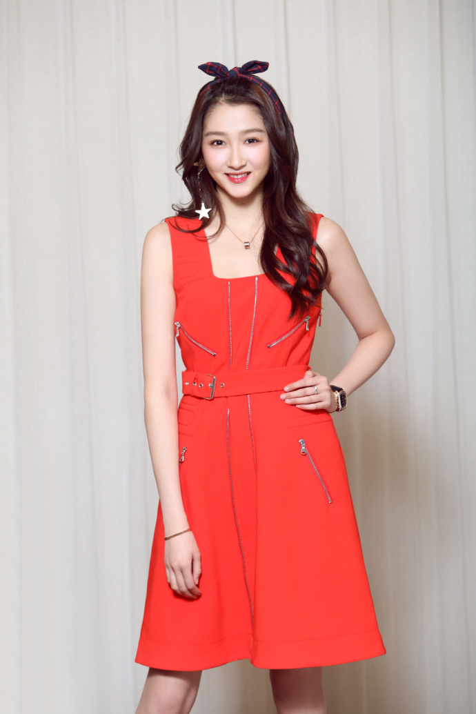 北京美女明星关晓彤穿橘色连衣裙登湖南春晚长