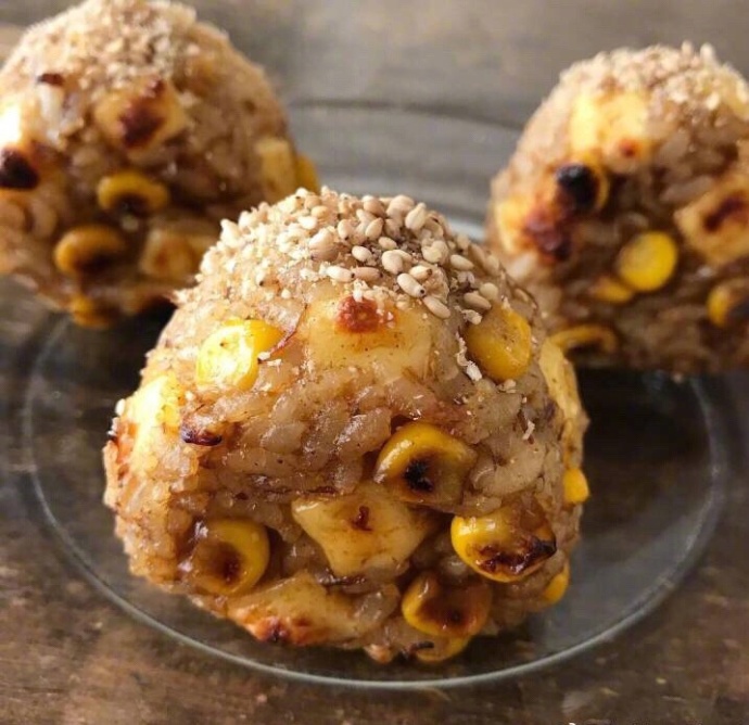 美食博主Tesshi用料超级足的饭团图片